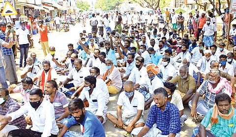 திருநெல்வேலி அருகே சீவலப்பேரியில் பூசாரி கொலை வழக்கில் குற்றவாளிகளை கைது செய்ய வலியுறுத்தி அவரது உறவினர்கள் அரசு மருத்துவமனைமுன் சாலை மறியலில் ஈடுபட்டனர். படம்: மு.லெட்சுமி அருண்