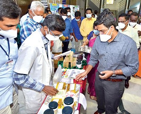 திருநெல்வேலி மாவட்ட ஆட்சியர் அலுவலகத்தில் ஆயுஷ் திட்டத்தின் கீழ், சித்தமருத்துவம், ஹோமியோபதி, யுனானி ஆகிய துறைகளின் மூலம் கரோனா வைரஸ் 2-ம் கட்ட பரவலை தடுப்பது தொடர்பான விழிப்புணர்வு நிகழ்ச்சியை ஆட்சியர் வே.விஷ்ணு தொடங்கி வைத்தார்.