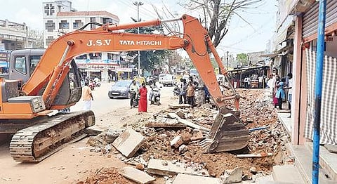 பேராவூரணி கடைவீதியில் சாலை மேம்பாட்டு திட்டத்தின் கீழ் நேற்று நடைபெற்ற ஆக்கிரமிப்புகளை அகற்றும் பணி.