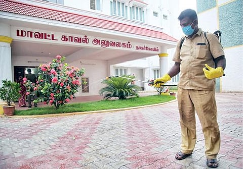 கன்னியாகுமரி மாவட்டத்தில் கரோனா தொற்று அதிகரித்து வருவதைத் தொடர்ந்து நாகர்கோவிலில் எஸ்.பி. அலுவலகம் மற்றும் காவல் நிலையங்களில் நேற்று மாநகராட்சி பணியாளர்கள் மூலம் கிருமி நாசினி தெளிக்கும் பணி நடைபெற்றது.