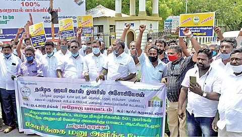 திருமணம் மற்றும் மதம், சமுதாயம் சார்ந்த விழாக்களில் 50 சதவீதம் பங்கேற்பாளர் களை அனுமதிக்க வலியுறுத்தி மேடை அலங்காரம், பந்தல் அமைத்தல் உள்ளிட்ட பணிகளைச் செய்யும் தொழிலாளர்கள் ஈரோடு ஆட்சியர் அலுவலகத்தில் கோரிக்கை மனு அளித்தனர்.