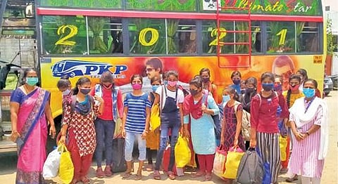 பின்னலாடை நிறுவனத்தில் மீட்கப்பட்ட - ஒடிசா தொழிலாளர்கள் 19 பேர் சொந்த ஊருக்கு அனுப்பிவைப்பு :