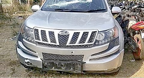 கொள்ளையர்கள் விட்டுச் சென்ற கார்.