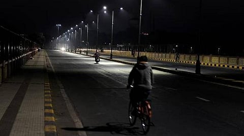 தமிழகம் முழுவதும் சுற்றுலா தலங்கள் மூடல்; இரவு நேர ஊரடங்கு இன்று முதல் அமல்: பகலில் விரைவு பேருந்துகளை கூடுதலாக இயக்க நடவடிக்கை