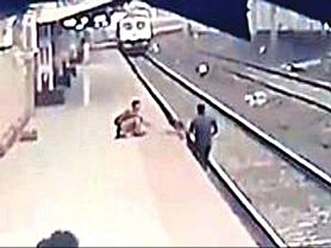 தண்டவாளத்தில் விழுந்த குழந்தையைக் காப்பாற்றிய ரயில்வே ஊழியர்.