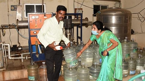 தேவகோட்டை அருகே ஞானஒளிபுரம் கிராமத்தில் போலியாக செயல்பட்ட சுத்திகரிக்கப்பட்ட குடிநீர் ஆலையை சோதனையிட்ட உணவு பாதுகாப்புத்துறை அதிகாரிகள்.