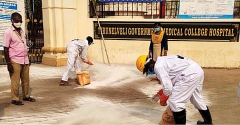 திருநெல்வேலி அரசு மருத்துவமனை வளாகம் முழுவதும் தொற்று பரவாமல் இருக்க கிருமி நாசினி மருந்து மற்றும் பிளீச்சிங் பவுடர் தெளிப்பு பணிகளில் மாநகராட்சி ஊழியர்கள் நேற்று ஈடுபட்டனர். படம்: மு. லெட்சுமி அருண்.