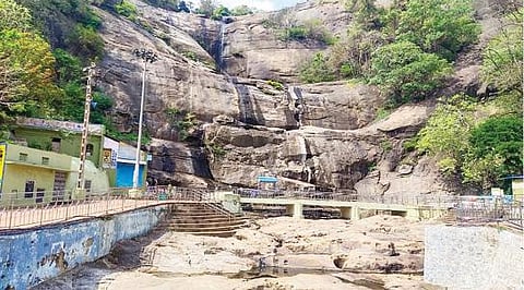 பக்தர்களுக்கு தடை விதிக்கப்பட்டதால் வெறிச்சோடி காணப்படும் திருச்செந்தூர் கடற்கரை.(அடுத்த படம்) வெறிச்சோடி காணப்படும் குற்றாலம் பேரருவி பகுதி.