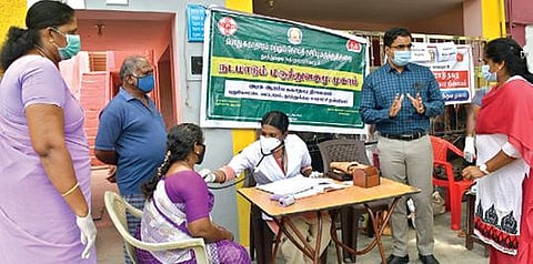 தூத்துக்குடி போல்பேட்டை பகுதியில் நடைபெற்ற சிறப்பு காய்ச்சல் முகாமை மாவட்ட ஆட்சியர் கி.செந்தில் ராஜ் ஆய்வு செய்தார். படம்: என்.ராஜேஷ்