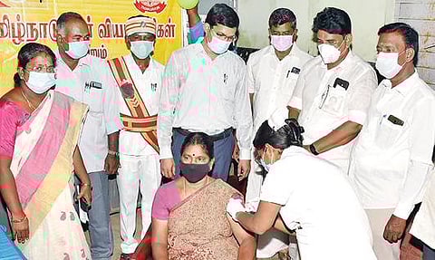 தஞ்சாவூர் அருகே மறியல் ஊராட்சி ஒன்றிய நடுநிலைப் பள்ளியில் நேற்று கரோனா தடுப்பூசி முகாமை தொடங்கி வைக்கிறார் ஆட்சியர் ம.கோவிந்தராவ்.