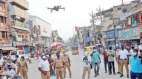 இரவு நேர ஊரடங்கை முன்னிட்டு மதுரை தெற்கு மாசி வீதியில் நேற்று மாலை முதலே மக்கள் நடமாட்டத்தை ஆளில்லாத விமானம் மூலம் கண்காணித்த போலீஸார்.