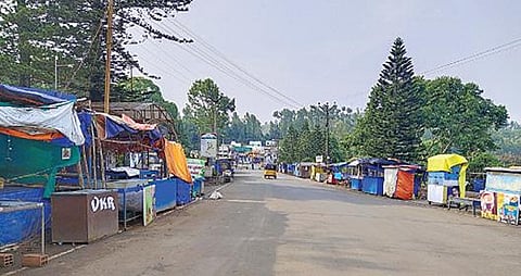 ஏற்காட்டில் சுற்றுலா பயணிகளுக்கு தடை நேற்று முதல் அமலுக்கு வந்தது. இதையடுத்து, அண்ணா பூங்கா அமைந்துள்ள பகுதியில் உள்ள கடைகள் மூடப்பட்டன. இதனால், எப்போதும் பரபரப்பாக காணப்படும் பூங்கா சாலை வெறிச்சோடி காணப்பட்டது.