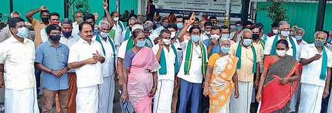 நீதிமன்றத்தில் வழக்கு விசாரணையில் இருப்பதால் - உயர் மின்கோபுர திட்ட பணிகளை நிறுத்த வேண்டும் : திருப்பூர் ஆர்ப்பாட்டத்தில் விவசாயிகள் வலியுறுத்தல்