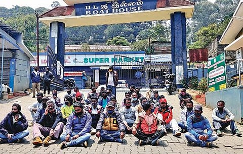 உதகையில் படகு ஓட்டுநர்கள் உள்ளிருப்புப் போராட்டம் : மாற்று வாழ்வாதாரத்தை ஏற்படுத்த கோரிக்கை