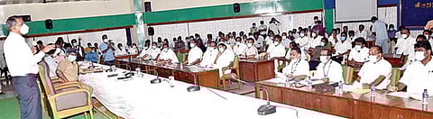 வாக்கு எண்ணிக்கையின்போது கடைபிடிக்க வேண்டிய கட்டுப்பாடுகள் மற்றும் விதிமுறைகள் குறித்த ஆய்வுக் கூட்டத்தில் பேசும் மாவட்ட ஆட்சியரும் மாவட்ட தேர்தல் அலுவலருமான இரா.கண்ணன். அருகில், எஸ்பி பெருமாள் மற்றும் வேட்பாளர்கள், அனைத்துக் கட்சியினர்.