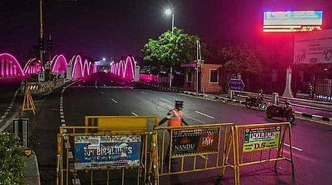 இரவு 10 மணி வரை மட்டும் பேருந்துகள் இயக்கம்; தமிழகத்தில் இரவு நேர ஊரடங்கு அமல்: சோதனை சாவடிகள் அமைத்து போலீஸ் கண்காணிப்பு தீவிரம்