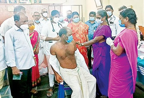 சேத்துப்பட்டில் கரோனா தடுப்பூசி செலுத்தும் சிறப்பு முகாமை தொடங்கி வைத்த ஊரக வளர்ச்சி முகமை திட்ட இயக்குநர் ஆர்த்தி.