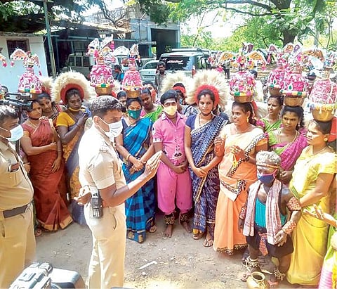 திருநெல்வேலி மாவட்ட ஆட்சியர் அலுவலகத்துக்கு கரகாட்ட கலைஞர்கள் கரகம் ஆடிவந்து கோரிக்கை மனு அளித்தனர். படம்: மு.லெட்சுமி அருண்