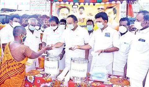 காரியாபட்டியில் திமுக சார்பில் பொதுமக்களுக்கு கபசுரக் குடிநீர் வழங்கிய தங்கம்தென்னரசு எம்.எல்.ஏ.