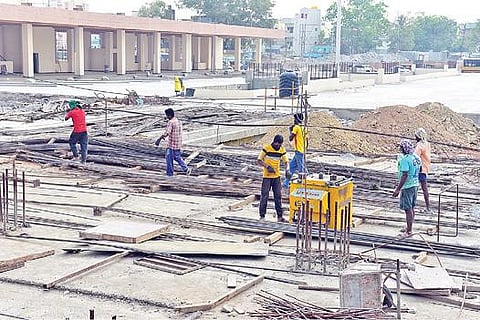 மதுரை பெரியார் பேருந்து நிலைய கட்டுமானப் பணியில் ஈடுபட்டுள்ள வடமாநில தொழிலாளர்கள். படம்: எஸ்.கிருஷ்ணமூர்த்தி