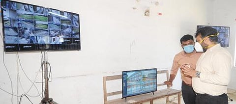 கடலூர் தேவனாம்பட்டினம் அரசு பெரியார் கல்லூரி வாக்கு எண்ணும் மையம் கேமராக்கள் மூலம் கண்காணிக்கப்படுவதை மாவட்ட தேர்தல் அலுவலர் சந்திரசேகர் சாகமூரி பார்வையிட்டு ஆய்வு செய்தார்.