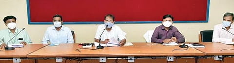 ஊரடங்கின் போது தனியார் தொழிற்சாலைகள் கடைபிடிக்க வேண்டிய விதிமுறைகள் குறித்து கிருஷ்ணகிரியில் நடந்த ஆலோசனைக் கூட்டத்தில் ஆட்சியர் ஜெயசந்திர பானு ரெட்டி பேசினார்.