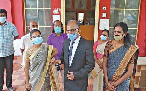ஈரோட்டில் குழந்தைகளை நரபலி கொடுக்க பெற்றோர் முயற்சித்தது தொடர்பான வழக்கில் விசாரணை மேற்கொள்ள ஈரோடு தாலுகா காவல் நிலையம் வந்த மாநில குழந்தைகள் உரிமைகள் ஆணைய உறுப்பினர்கள்.