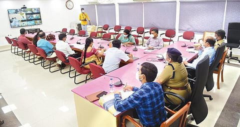 கரோனா தொற்று பரவல் தடுப்பு பணிகளை தீவிரப்படுத்துவது குறித்து சென்னை தலைமை செயலகத்தில் இருந்து தலைமை செயலாளர் ராஜுவ் ரஞ்சன் காணொலி காட்சி வாயிலாக வேலூர் மாவட்ட ஆட்சியர் சண்முகசுந்தரம் மற்றும் அதிகாரிகளுடன் ஆலோசனை நடத்தினார். அருகில், வேலூர் சரக டிஐஜி காமினி, மாவட்ட காவல் கண்காணிப்பாளர் செல்வகுமார், மாவட்ட வருவாய் அலுவலர் பார்த்தீபன் உள்ளிட்டோர்.படம்: வி.எம்.மணிநாதன்.