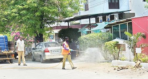 கரோனா தொற்று பரவல் அதிகரித்து வருவதன் காரணமாக, காட்பாடியில் உள்ள தெருக்களில் கிருமி நாசினி மருந்து தெளித்து சுத்தம் செய்த மாநகராட்சி தூய்மை பணியாளர்கள். படம்: வி.எம்.மணிநாதன்.