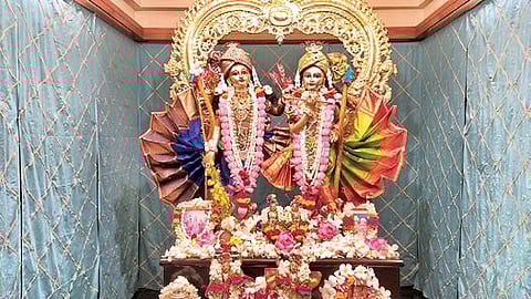 ராமநவமி விழாவையொட்டி திருநெல்வேலி இஸ்கான் கோயிலில் வில் ஏந்தி ராமர்–லெட்சுமணர் திருக்கோலத்தில் அருள்பாலித்த கிருஷ்ண, பலராமர். படம்: மு.லெட்சுமி அருண்