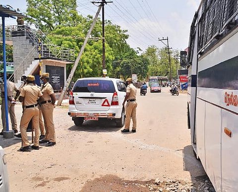 பாளையங்கோட்டையில் அழகுமுத்துக்கோன் சிலை அருகே போலீஸ் வாகனம் நிறுத்தப்பட்டு போலீஸார் குவிக்கப்பட்டிருந்தனர். படம்: மு.லெட்சுமி அருண்
