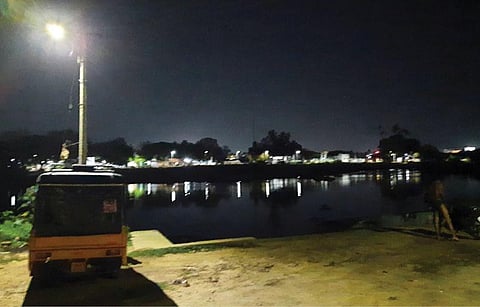 திருநெல்வேலி சிந்துபூந்துறையில் ஆற்றங்கரையின் அருகே வெள்ளத்தில் சாய்ந்த மின்கம்பம் இதுவரை சீரமைக்கப்படவில்லை. படங்கள்: மு.லெட்சுமி அருண்