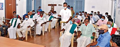 கீழ்பவானி வாய்க்காலில் கான்கிரீட் தளம் அமைக்கும் பணி தொடர்பாக ஈரோடு ஆர்டிஓ சைபுதீன் தலைமையில் விவசாயிகள் சங்கப் பிரதிநிதிகள் பங்கேற்ற ஆலோசனைக் கூட்டம் நேற்று நடந்தது.