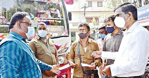 கரோனா விதிமுறைகள் பின்பற்றப்படுவது தொடர்பாக சேலம் அம்மாப்பேட்டையில் மாநகராட்சி ஆணையர் ரவிச்சந்திரன் ஆய்வு செய்தார். அப்போது, அதிக பயணிகளை ஏற்றி வந்த பேருந்து நடத்துநருக்கு அபராதம் விதித்தார். அருகில், உதவி ஆணையர் சண்முக வடிவேல்.