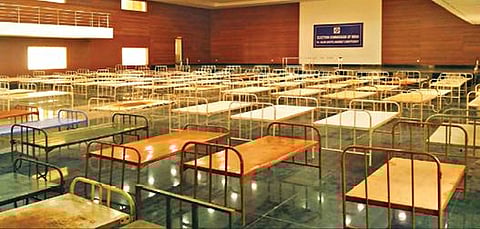 கரோனா தொற்றால் பாதிக்கப்பட்டவர்களுக்கு சிகிச்சை அளிக்க சேலம் மாநகராட்சி தொங்கும் பூங்கா கலையரங்கில் ஆற்றுப்படுத்தல் மையம் அமைக்கப்பட்டுள்ளது. அங்கு படுக்கைகள் வைக்கப்பட்டு மையம் தயார் நிலையில் உள்ளது. படம்: எஸ்.குரு பிரசாத்