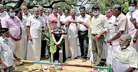 கொடிவேரி அணையில் இருந்து தடப்பள்ளி - அரக்கன்கோட்டை வாய்க்கால்களில் பொதுப்பணித்துறை அதிகாரிகள், பாசனசபை நிர்வாகிகள் தண்ணீர் திறந்து வைத்தனர்.