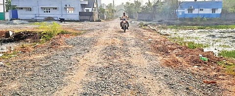 புவனகிரி லிங்க பைரவி நகரில் கிடப்பில் போடப்பட்ட சாலை.