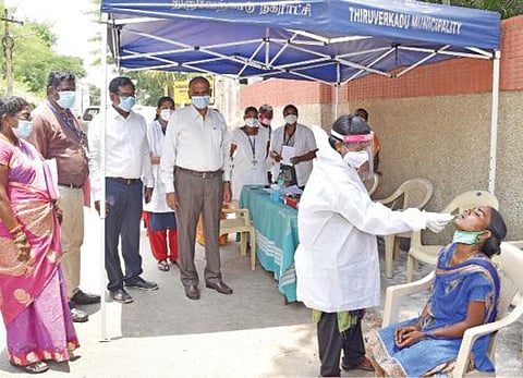 திருவேற்காடு, தேவி நகர், 2-வது தெருவில் உள்ள கட்டுப்படுத்தப்பட்ட பகுதியில், சிறப்பு மருத்துவ முகாமில் நேற்று மாவட்ட ஆட்சியர் பொன்னையா பார்வையிட்டு, ஆய்வு செய்தார்.