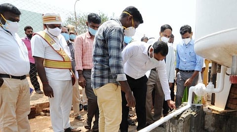 சிவகங்கை அரசு மருத்துவக் கல்லூரி மருத்துவமனையில் ஆக்ஸிஜன் சேமிப்பு தொட்டியை ஆய்வு செய்த மாவட்ட ஆட்சியர் பி.மதுசூதன்ரெட்டி. அருகில் மருத்துவக் கல்லூரி டீன் ரத்தினவேல்.