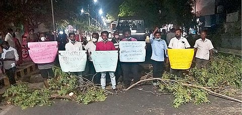 திருவண்ணாமலையில் நெடுஞ்சாலை துறையை கண்டித்து சாலை மறியலில் ஈடுபட்ட இயற்கை ஆர்வலர்கள்.