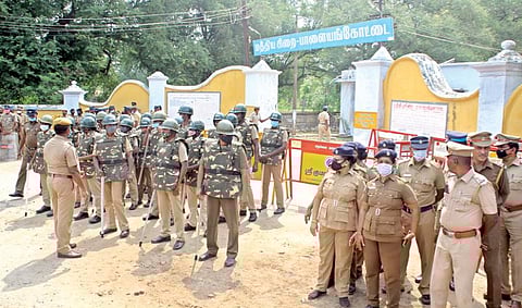 பாளையங்கோட்டை மத்திய சிறையில் கைதி முத்துமனோ கொலை செய்யப்பட்ட சம்பவத்தை கண்டித்து அவரது உறவினர்களும், சமுதாய அமைப்பினரும் 8 மணிநேரத்துக்கும் மேலாக மறியலில் ஈடுபட்டதால் பரபரப்பு நிலவியது. (அடுத்த படம்) மத்திய சிறைமுன் குவிக்கப்பட்டிருந்த போலீஸார்.