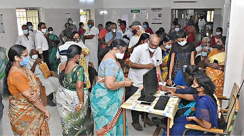 சேலம் குமாரசாமிப்பட்டி அரசு ஆரம்ப சுகாதார நிலையத்தில் கரோனா தடுப்பூசி செலுத்திக்கொள்ள வரும் மக்களுக்கு நேற்று டோக்கன் விநியோகம் செய்யப்பட்டது. படம்: எஸ்.குரு பிரசாத்.