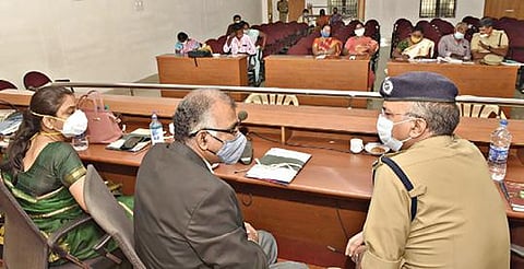 சேலத்தில் பெண் குழந்தை விற்பனை செய்யப்பட்டது தொடர்பாக குழந்தைகள் உரிமைகள் ஆணைய உறுப்பினர்கள் ராமராஜ் மற்றும் மல்லிகை செல்வராஜ் ஆகியோர், மாநகர காவல்துறை ஆணையர் சந்தோஷ்குமார் முன்னிலையில் விசாரணை மேற்கொண்டனர். படம்: எஸ்.குரு பிரசாத்