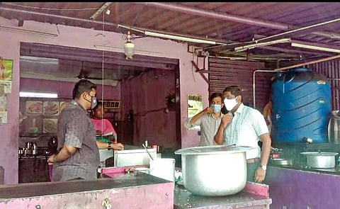 ஈரோடு ஆணைக்கல்பாளையத்தில் கரோனா பாதுகாப்பு வழிமுறைகள் பின்பற்றப்படுகிறதா என்பது குறித்து உணவகம் ஒன்றில் ஆட்சியர் சி.கதிரவன் ஆய்வு மேற்கொண்டார்.