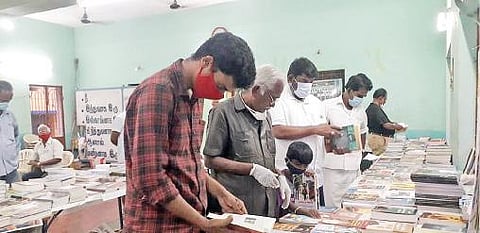 திண்டுக்கல்லில் நடந்த புத்தகக்காட்சியில் ஆர்வமுடன் புத்தகங்களை பார்வையிட்ட பொதுமக்கள்.
