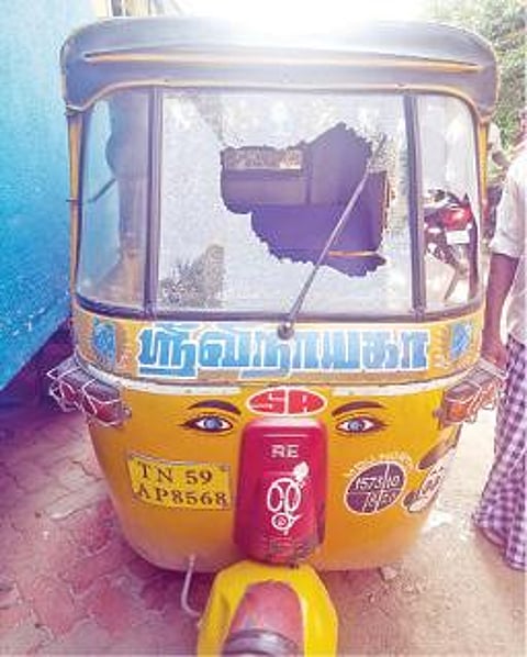 ஜெய்ஹிந்த்புரம் பகுதியில் பெட்ரோல் குண்டு வீச்சில் சேதமடைந்த ஆட்டோ.