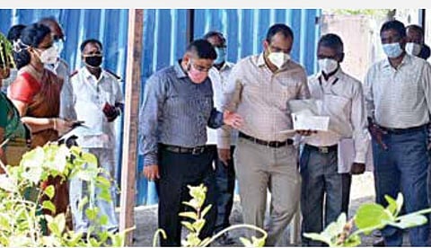 சென்னை ஈக்காட்டுத்தாங்கலில் உள்ள தேசிய திறன் பயிற்சி நிலையத்தில் அமைக்கப்பட்டுள்ள, கரோனா வைரஸால் பாதிக்கப்பட்டவர்களுக்கான முதல்கட்ட உடல் பரிசோதனை மையத்தை நேற்று பார்வையிட்டார் சென்னை மாநகராட்சி ஆணையர் கோ.பிரகாஷ். படங்கள்: ம.பிரபு