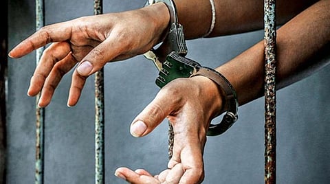 பிரியாணி தராததால் உணவு விடுதி மீது பெட்ரோல் குண்டு வீசிய வழக்கில் 6 பேர் கைது; 3 பேருக்கு வலை