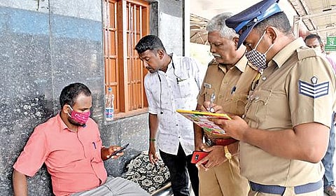 நிலுவைத் தொகையை வழங்க வலியுறுத்தி ஈரோடு ரயில் நிலையத்தில் தர்ணாவில் ஈடுபட்ட ஒப்பந்ததாரரிடம் ரயில்வே போலீஸார் விசாரணை நடத்தினர்.