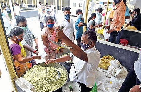 கோவை ஆர்.எஸ்.புரம் புதிய பூ மார்க்கெட் வளாகத்தில் வியாபாரத்தில் ஈடுபட்ட வியாபாரிகள். படம்: ஜெ.மனோகரன்